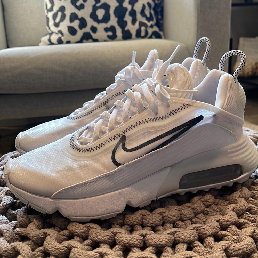NIKE AIR MAX 2090
